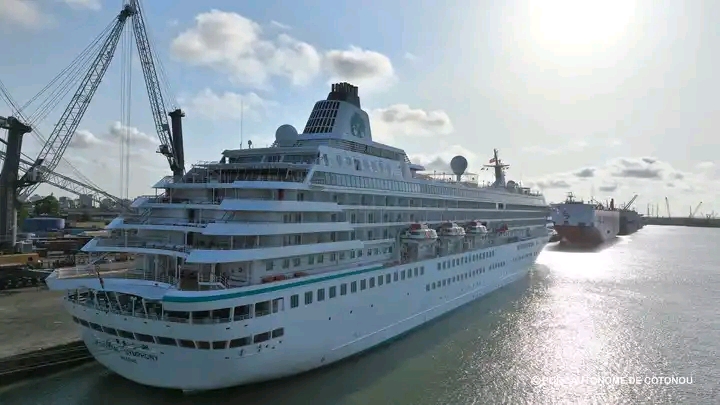 Tourisme au Bénin : Cotonou accueille le Crystal Symphony, le plus grand navire de croisière de son histoire
