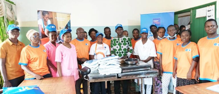 Couffo : la Fondation Moov Africa Bénin fait don de table d’accouchement et de moustiquaires à l’hôpital de zone de Klouékanmey