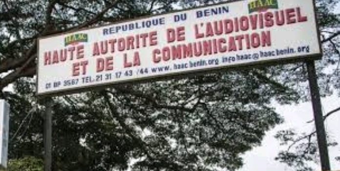 Régulation des médias au Bénin : les équipements de deux télévisions pirates émettant par satellite mis sous scellés par la HAAC