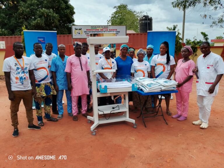 Ouémé : la Fondation Moov Africa fait don d’une table de réanimation de nouveau-né et de moustiquaires au centre de santé de Bonou Centre