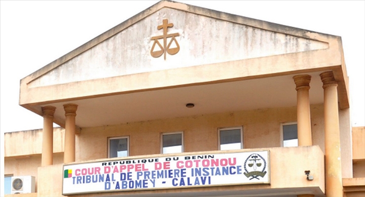 Bénin : pour deux bouteilles de bière, un frigoriste perd sa moto dans un bar et attaque le garde-moto en justice