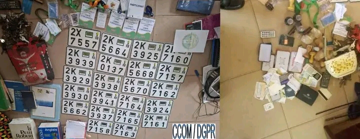 Aglogbè : 02 individus interpellés avec 22 plaques d’immatriculation, 30 cartes grises et divers matériels suspects