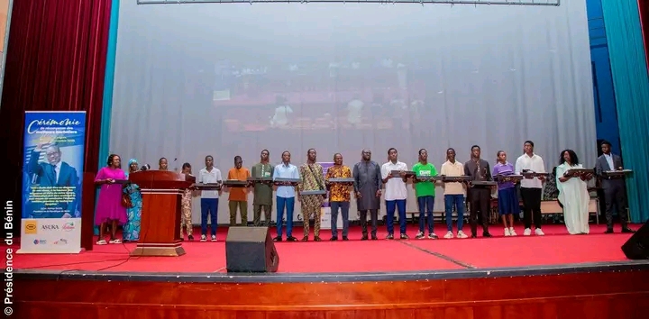 Célébration de l’excellence académique : les meilleurs lauréats du baccalauréat 2025 honorés par le gouvernement