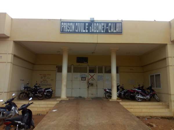 Abomey-Calavi : un surveillant-chef de la maison d’arrêt placé en garde à vue pour escroquerie