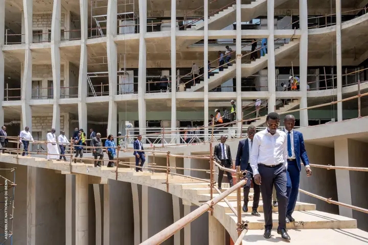 Nouveau siège de l’Assemblée nationale du Bénin : Joseph Djogbénou s’imprègne de l’évolution des travaux et renouvelle son soutien pour une livraison rapide