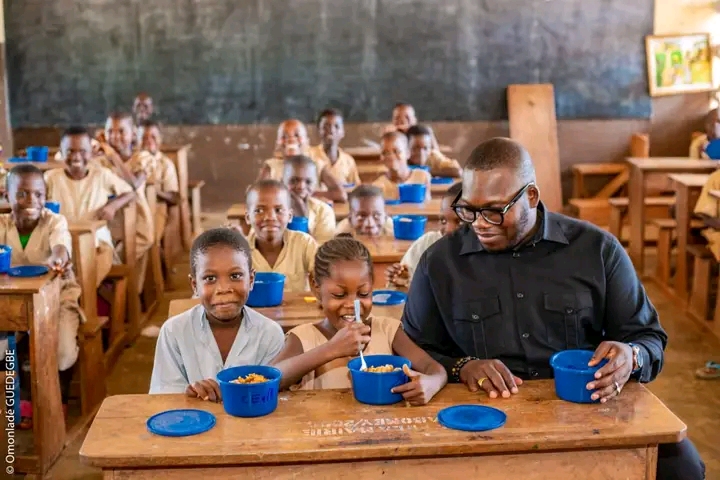 Abomey : lancement du PAASEB avec la distribution du premier repas chaud aux écoliers