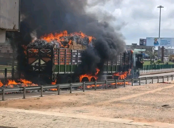 Abomey-Calavi : un camion chargé d’allumettes entièrement calciné par un incendie à Godomey