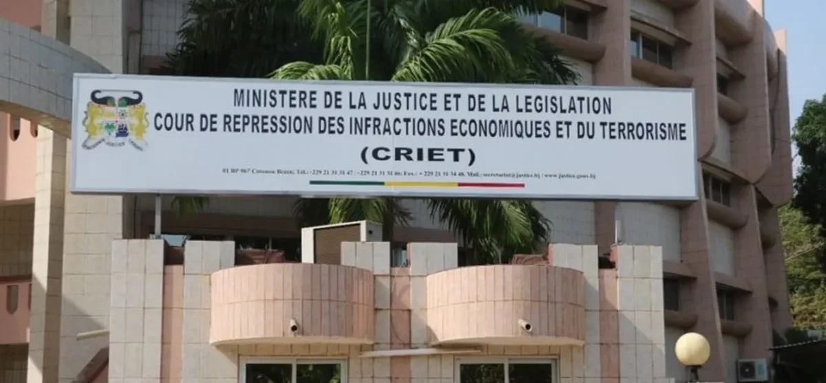 Torture sur une femme à Ekpè : six suspects placés sous mandat de dépôt par la CRIET
