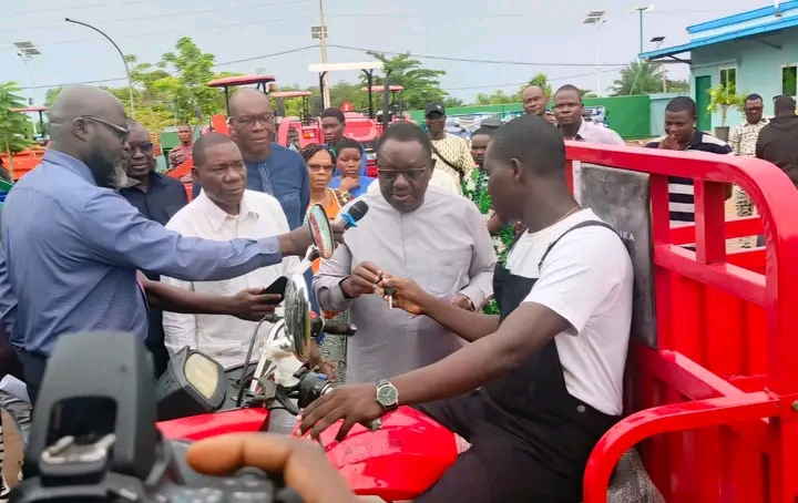 Mécanisation agricole au Bénin : le gouvernement renforce l’entrepreneuriat agricole des jeunes avec de nouveaux équipements