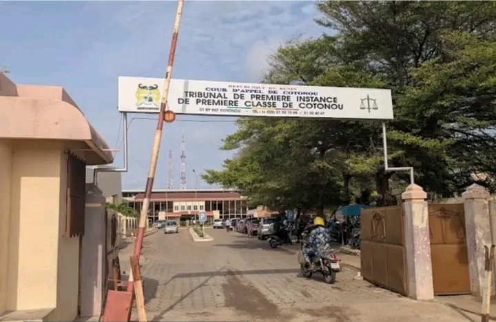 Bénin : elle vole 46 millions FCFA à son mari et les remet à son ex-compagnon, le mari adresse une demande surprise au tribunal