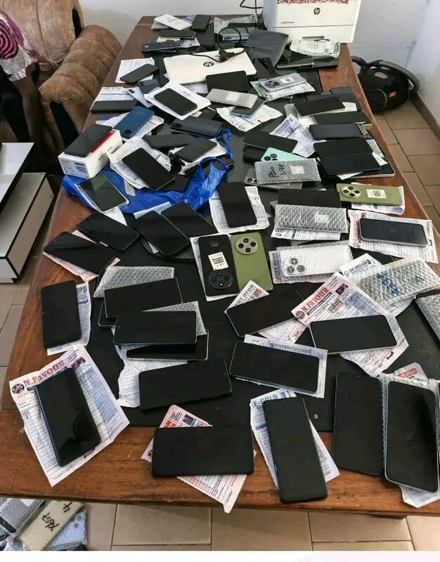 Porto-Novo : la police démantèle un réseau présumé de voleurs et de receleurs de téléphones portables