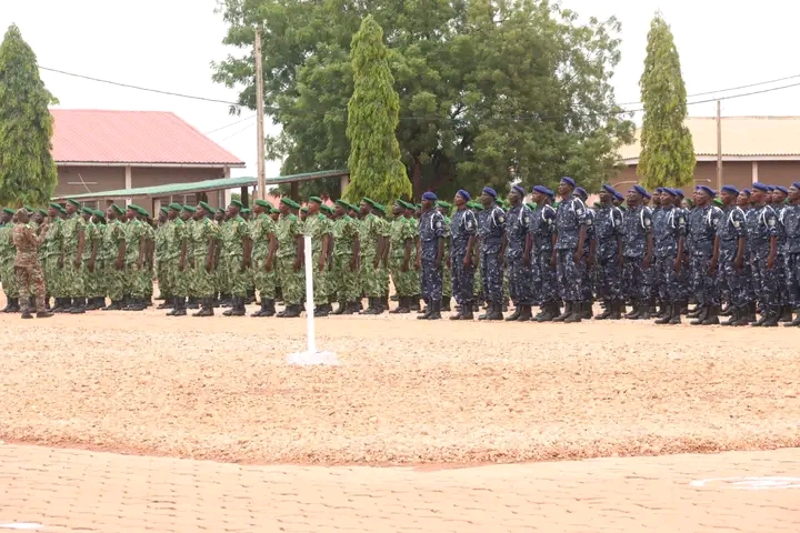 Bèmbèrèkè : présentation au drapeau et remise de fourragère à 895 recrues de la Police républicaine et du Corps des Eaux, Forêts et Chasse