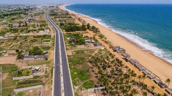 Route des Pêches : le gouvernement passe à l’offensive contre les constructions en matériaux précaires