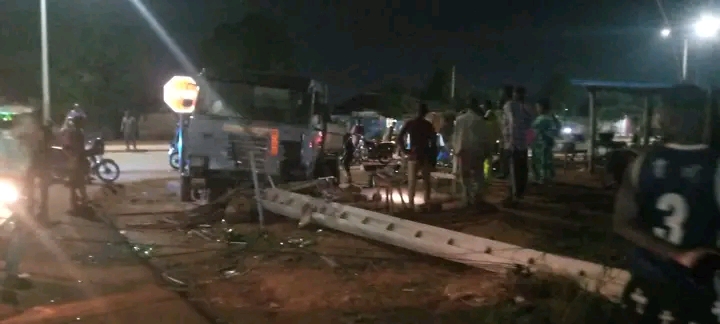 Accident à Bohicon : un camion-benne endommage le réseau électrique et un point de vente d’essence après l’éclatement de deux pneus