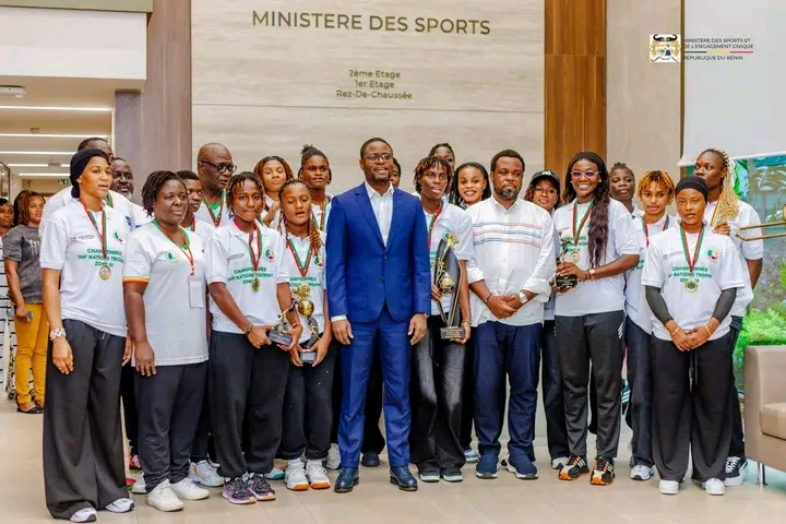 Handball : les Amazones du Bénin reçues par le ministre des Sports après leur sacre à l’IHF Trophy Zone III à Ouagadougou