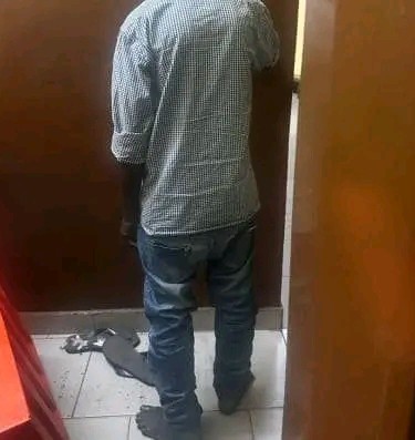 Port de Cotonou : il se fait passer pour un intermédiaire de la police et promet un passage VIP aux chauffeurs moyennant quelques billets, les vrais policiers lui offrent une garde à vue