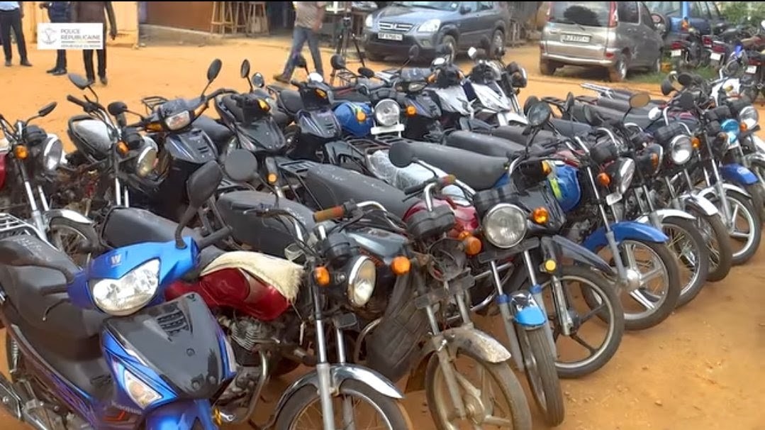Abomey-Calavi : une moto retrouvée huit mois après son vol permet de mettre au jour un présumé réseau de recel, plus de 25 motos saisies