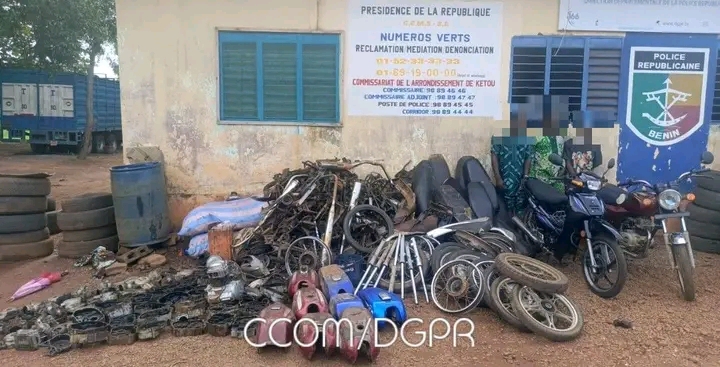 Kétou : un réseau présumé de vol et de recel de motos démantelé, 02 suspects interpellés et un stock de pièces détachées découvert
