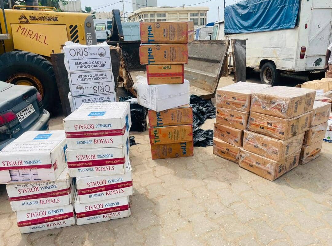 Lutte contre la fraude au Bénin : 21 000 paquets de cigarettes dissimulés sous des déchets ménagers saisis par la Douane à Ekpè